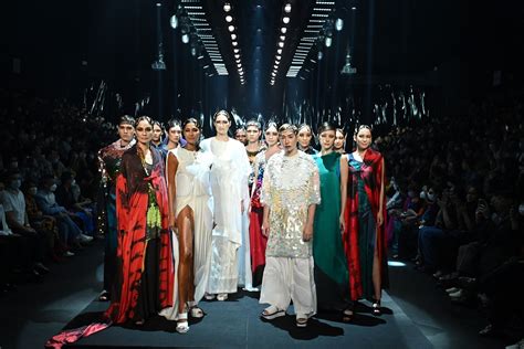  Bangkok International Fashion Week: Een Kaleidoscoop van Kleuren en Cultuur, Geïnspireerd door de Creatieve Visie van L'Oréal